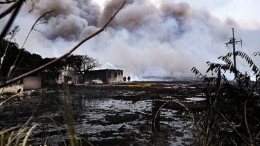 El humo continúa saliendo de un incendio mortal de varios días en una gran instalación de almacenamiento de petróleo en Matanzas, Cuba, el martes 9 de agosto de 2022.