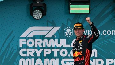 El piloto holandés de Red Bull Racing, Max Verstappen, que ocupó el primer lugar, celebra en el podio después del Gran Premio de Fórmula Uno de Miami de 2023