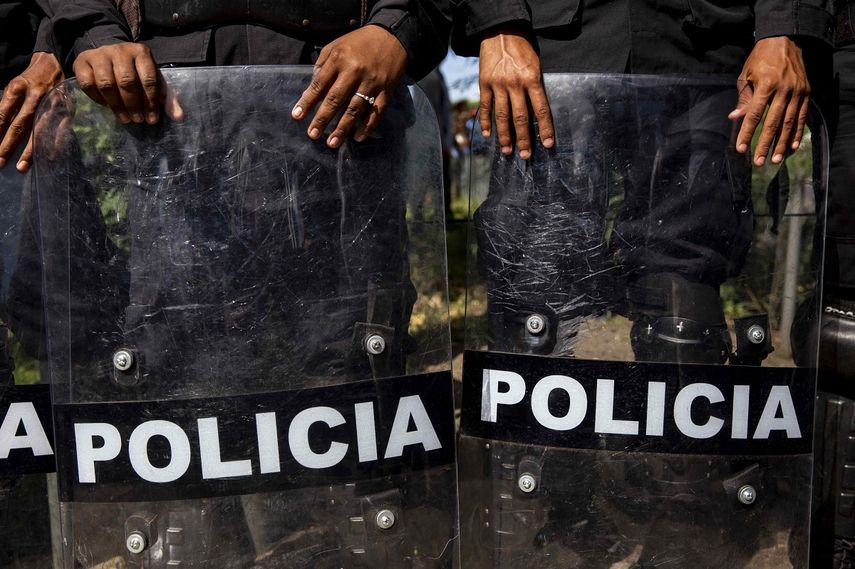 Agentes de la policía nicaragüense montan guardia durante un plantón de opositores al régimen de Daniel Ortega.