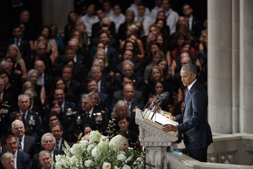El expresidente Barack Obama en su discurso durante el funeral del senador John McCains en Washington.