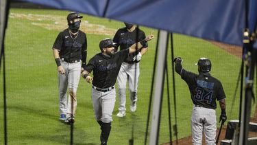 El jugador de los Marlins de Miami Francisco Cervelli celebra con sus compa&ntilde;eros tras sacudir un jonr&oacute;n de tres carreras en el segundo inning del juego de la MLB que enfrent&oacute; a su equipo con los Mets de Nueva York, el 7 de agosto de 2020, en Nueva York.&nbsp;