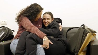 Esta fotografía publicada por el ejército israelí muestra a la ex rehén israelí Romi Gonen con su madre Merav en un lugar no revelado en Israel el 19 de enero de 2025 después de que se implementara un alto el fuego y un acuerdo de intercambio de rehenes y prisioneros en la guerra entre Israel y Hamás.&nbsp;