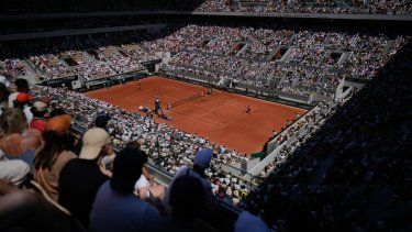 Novak Djokovic (derecha) devuelve ante Juan Pablo Varillas en los octavos de final del Roland Garros, el domingo 4 de junio de 2023.&nbsp;