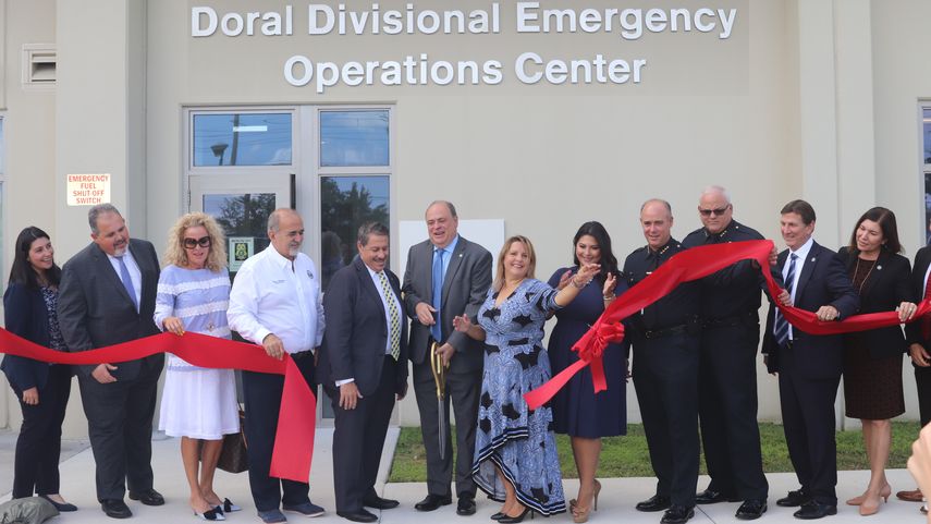 El alcalde de Doral, Juan Carlos Bermúdez, acompañado de funcionarios públicos, realiza el corte de cinta al dar por inaugurado un nuevo centro de atención de emergencias.