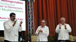 Por Cuba,  Nicolás Maduro, Raúl Castro y Miguel Díaz Canel. 