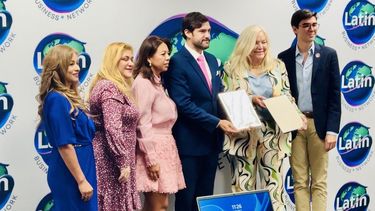 Alfred Santamaría mientras recibe su premio.