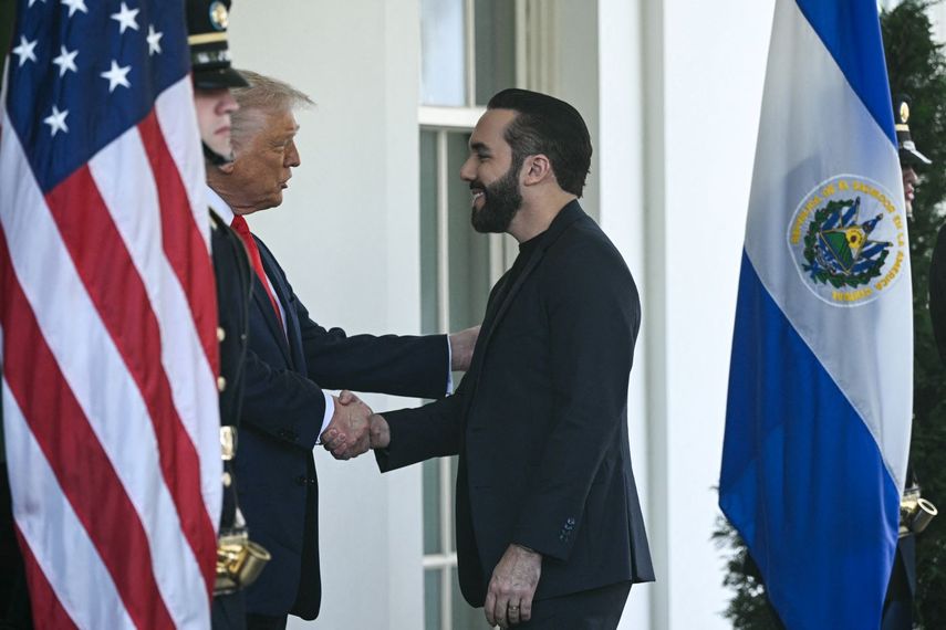 El presidente Nayik Bukele es recibido por su homólogo Donald J. Trump. 
