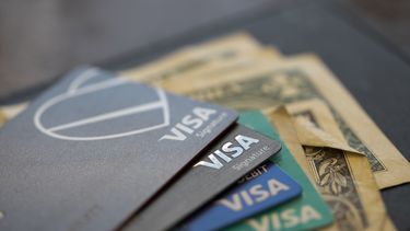 La imagen de archivo del 11 de agosto de 2019 muestra dinero en efectivo y tarjetas de cr&eacute;dito y d&eacute;bito Visa en Nueva Orle&aacute;ns.
