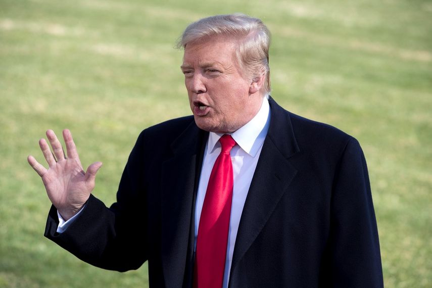 El presidente Donald Trump responde a preguntas de la prensa en el Jardín Sur de la Casa Blanca, en Washington.