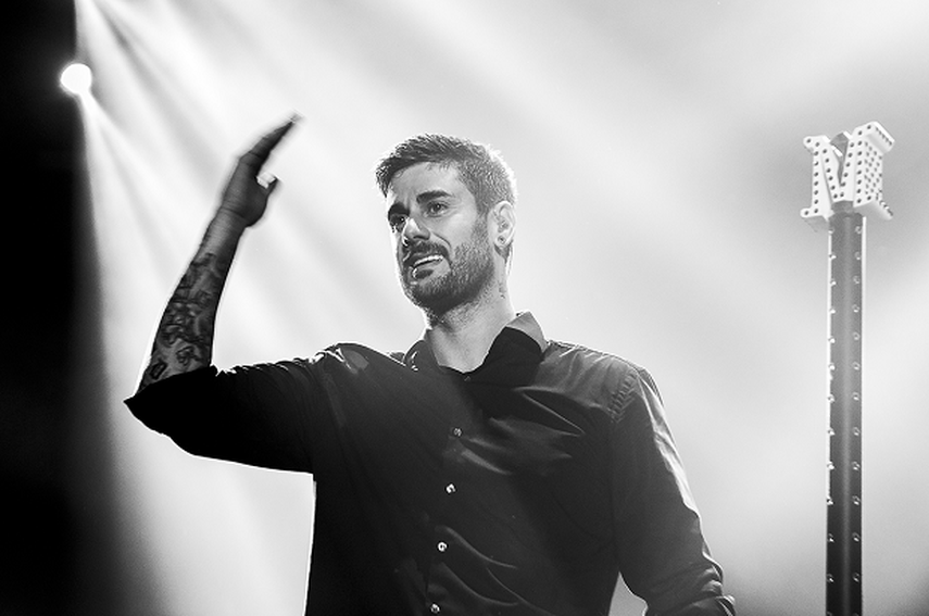 Para el compositor, que también lanzó el disco Directo a septiembre, su primer álbum grabado totalmente en vivo, las letras de sus canciones no obedecen a ningún orden, sino que son el resultado de un encuentro en el que expone sus sentimiento