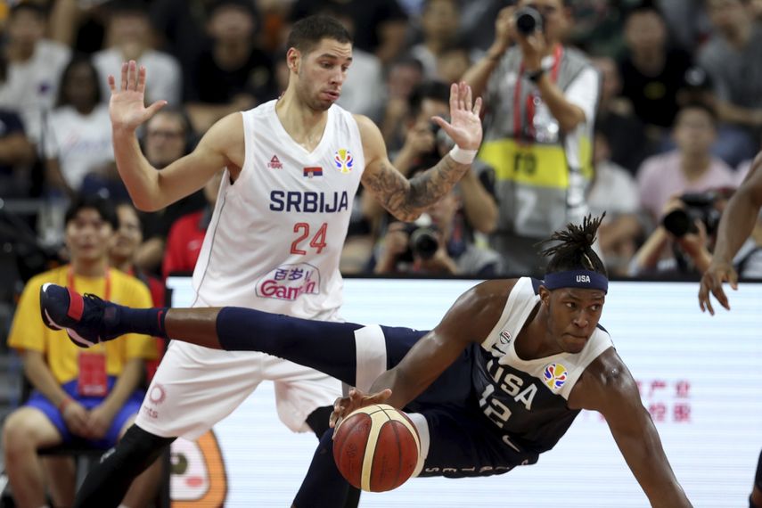 El jugador de Estados Unidos Myles Turner se cae cerca del serbio Stefan Jovic en un playoff de consolaci&oacute;n de la Copa del Mundo de baloncesto en Dongguan, en el sur de China, el jueves, 12 de septiembre del 2019. Estados Unidos se ir&aacute; de la Copa del Mundo de baloncesto con su peor posici&oacute;n en un torneo internacional importante, luego que la derrota de 94-89 ante Serbia le dej&oacute; sin posibilidades de cerrar m&aacute;s arriba de s&eacute;ptimo.&nbsp;