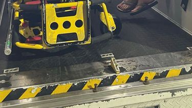 Christopher Rey Monzón es trasladado en una ambulancia tras recibir la golpiza