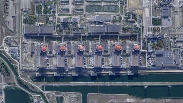 &nbsp; Esta imagen por satélite de Planet Labs PBC muestra la central nuclear de Zaporiyia, ocupada por fuerzas rusas, en ucrania, el 28 de agosto de 2022. Rusia reanudó los ataques en la zona de la central nuclear ucraniana de Zaporiyia, según dijo un funcionario local el miércoles, al día siguiente de que la agencia de supervisión nuclear de Naciones Unidas presionara para que los dos bandos establecieran una zona segura allí para evitar una posible catástrofe.&nbsp;