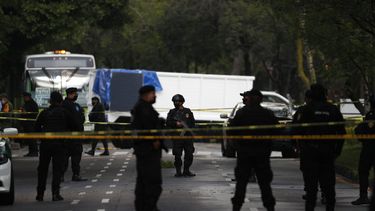 Polic&iacute;as montan guardia en el lugar donde el secretario de seguridad de Ciudad de M&eacute;xico, Omar Garc&iacute;a Harfuch, fue atacado por hombres armados en la ma&ntilde;ana del viernes 26 de junio de 2020.