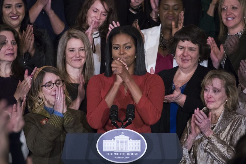 Michelle Obama ofrece su discurso de despedida dirijido a los jóvenes.