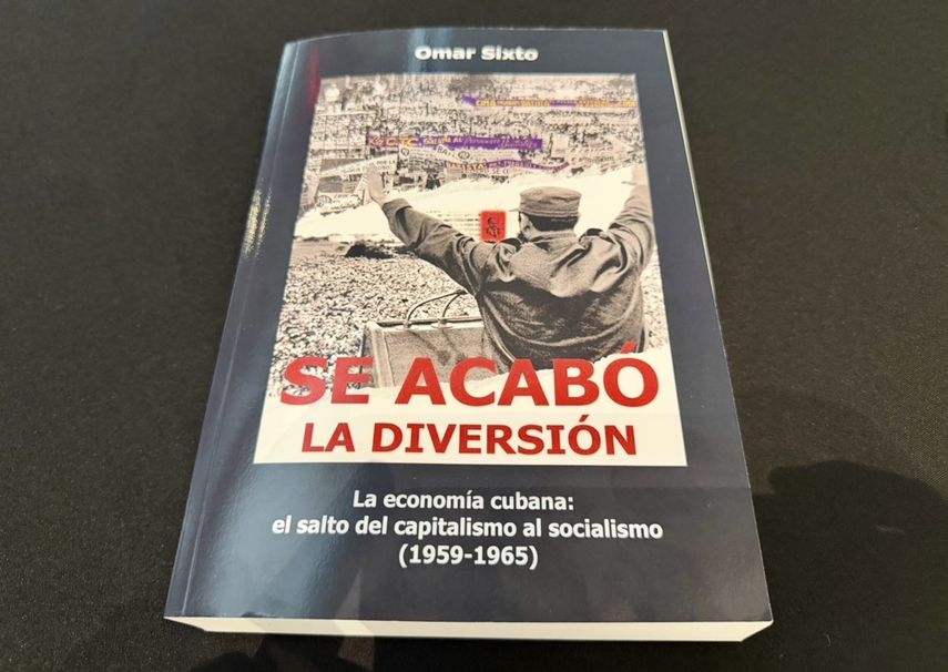 Ejemplar del libro Se acabó la diversión, del historiador Omar Sixto, una investigación que examina los cambios económicos en Cuba entre 1959 y 1965.