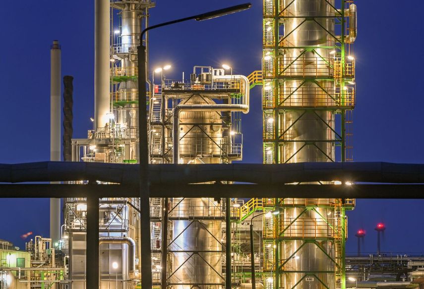 Refinería de petróleo en las instalaciones de PCK-Raffinerie GmbH, una copropiedad del gigante petrolero ruso Rosneft, iluminada durante la noche, en Schwedt, Alemania.&nbsp; &nbsp;