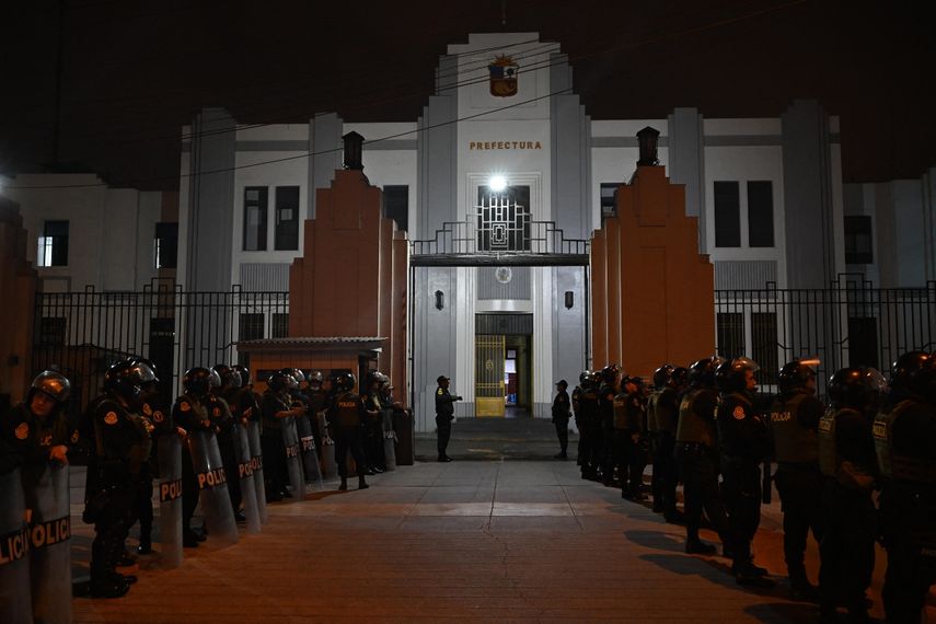 Miembros de la policía peruana montan guardia fuera de la Prefectura de Lima, donde el expresidente de Perú Pedro Castillo está detenido, en Lima, el 7 de diciembre de 2022.