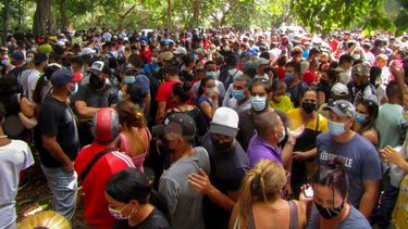 La gente se reúne frente a la embajada de Panamá el día después de que el gobierno panameño anunciara que requerirá visas de tránsito para los cubanos. Panamá es un centro importante para los pasajeros que viajan a cualquier parte del Caribe, Centroamérica y América del Norte.