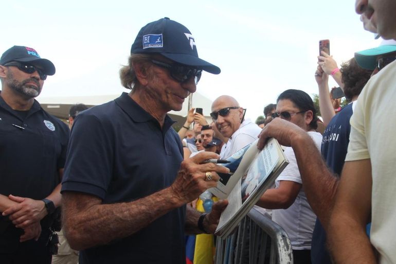 El brasileño Emerson Fittipaldi firma autógrafos a los aficionados en las celebraciones del F1 Grand Prix de Miami en el Bay Front Park, el sábado
