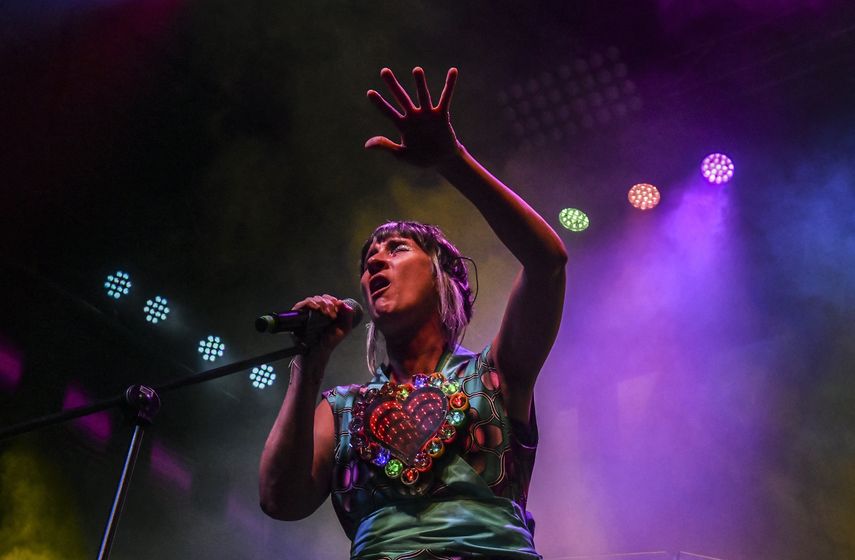 La cantante colombiana Andrea Echeverri del grupo Aterciopelados se presenta durante un concierto como parte del Festival de las Flores de Medellín el 13 de agosto de 2021.