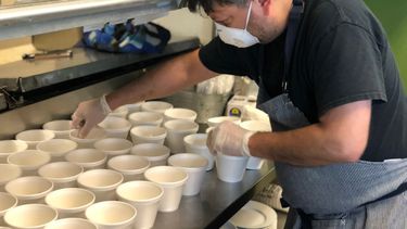 El chef venezolano Edgar Leal y su grupo de trabajo del restaurante Leal Bistro + Arts, en Wynwood, donaron almuerzos al equipo m&eacute;dico del Jackson Memorial Hospital.&nbsp;