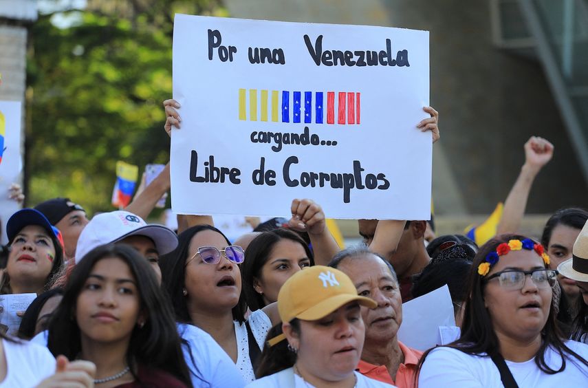 Una mujer sostiene una pancarta que dice Por una Venezuela libre de corrupción durante una protesta convocada por la oposición venezolana para que se reconozca la victoria electoral en Medellín, Colombia, el 17 de agosto de 2024.