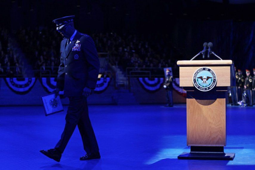 El jefe del Estado Mayor Conjunto, general Charles Brown, Jr., abandona el podio después de hablar durante un acto de homenaje a las Fuerzas Armadas en honor del secretario de Defensa de los Estados Unidos, Lloyd Austin, en el Conmy Hall de la Base Conjunta Myer-Henderson Hall el 17 de enero de 2025 en Arlington, Virginia.&nbsp;