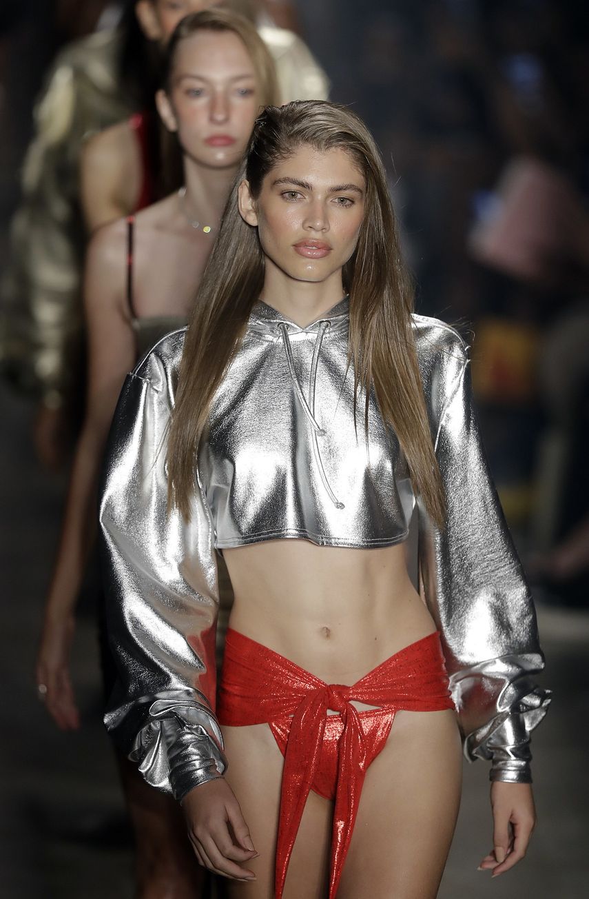 La modelo transg&eacute;nero brasile&ntilde;a Valentina Sampaio desfila con piezas de la colecci&oacute;n de Amir Slama en la semana de la moda de Sao Paulo en Sao Paulo.