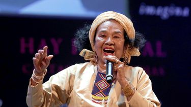 Fotografía de archivo fechada el 03 de febrero de 2019 de la cantante de música folclórica colombiana, Totó La Momposina en la clausura del XIV Hay Festival en el barrio Nelson Mandela de Cartagena (Colombia).