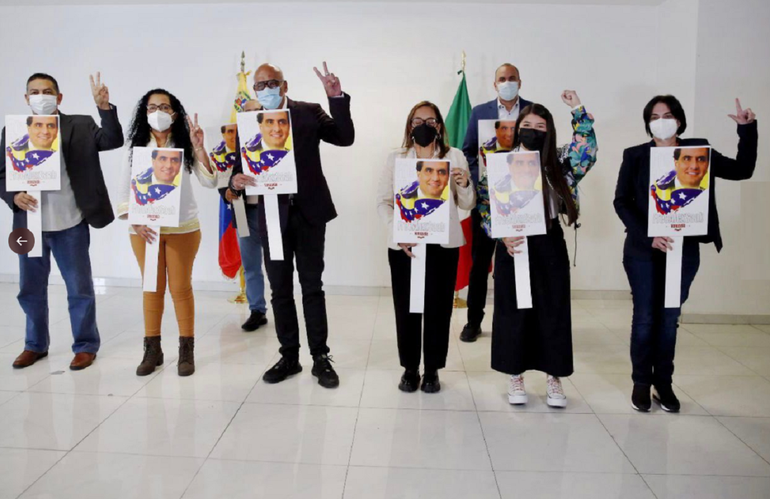 La delegación de la dictadura de Nicolás Maduro arribó a México con carteles con la cara de Alex Saab. 