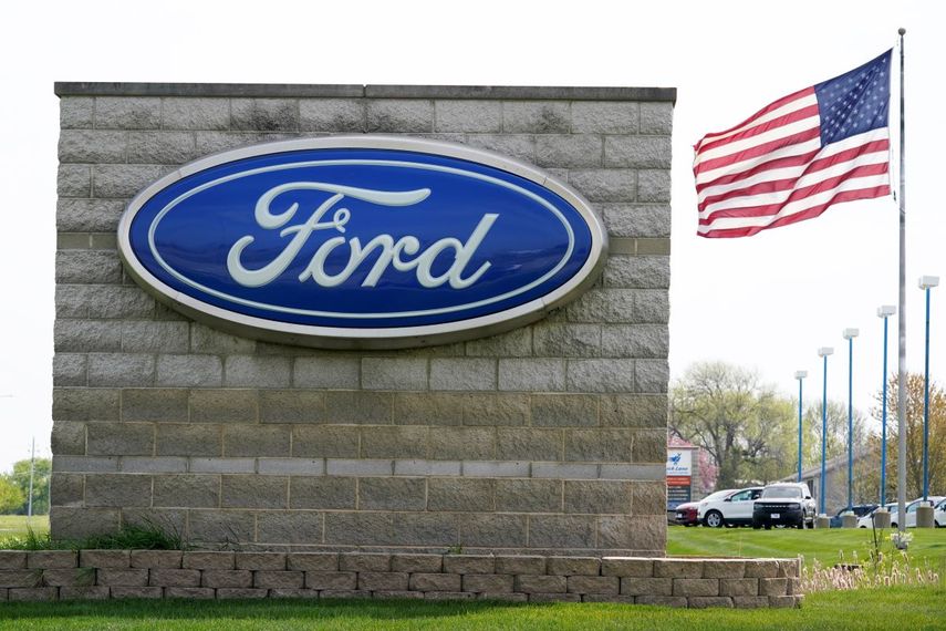 Logo en la entrada de una de las plantas de Ford en Michigan.