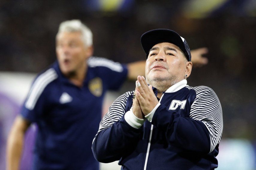 La leyenda del fútbol argentino, Diego Maradona, saluda a los fanáticos presentes durante un homenaje.