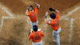 El venezolano José Altuve festeja con sus compañeros de los Astros de Houston, Yainer Díaz y Grae Kessinger, luego de remolcarlos con un jonrón en la novena entrada del quinto juego de la Serie de Campeonato de la Liga Americana ante los Rangers de Texas, el viernes 20 de octubre de 2023&nbsp;