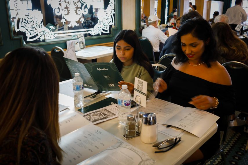 La gente mira el menú durante el 50 aniversario del restaurante Versailles en Miami, Florida, el 10 de noviembre de 2021.&nbsp;