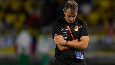 El técnico de Venezuela, Fernando Batista, durante el partido contra Colombia por las eliminatorias del Mundial, el jueves 7 de septiembre de 2023, en Barranquilla, Colombia.&nbsp;