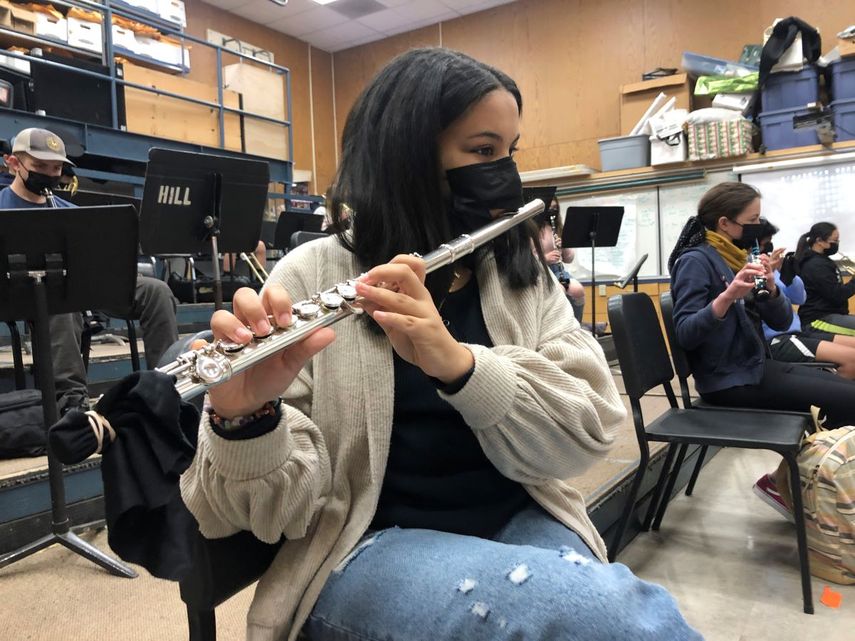 Una estudiante tocando la flauta mientras usa mascarilla durante una clase de música en la Escuela Intermedia Sinaloa en Novato, California.&nbsp;