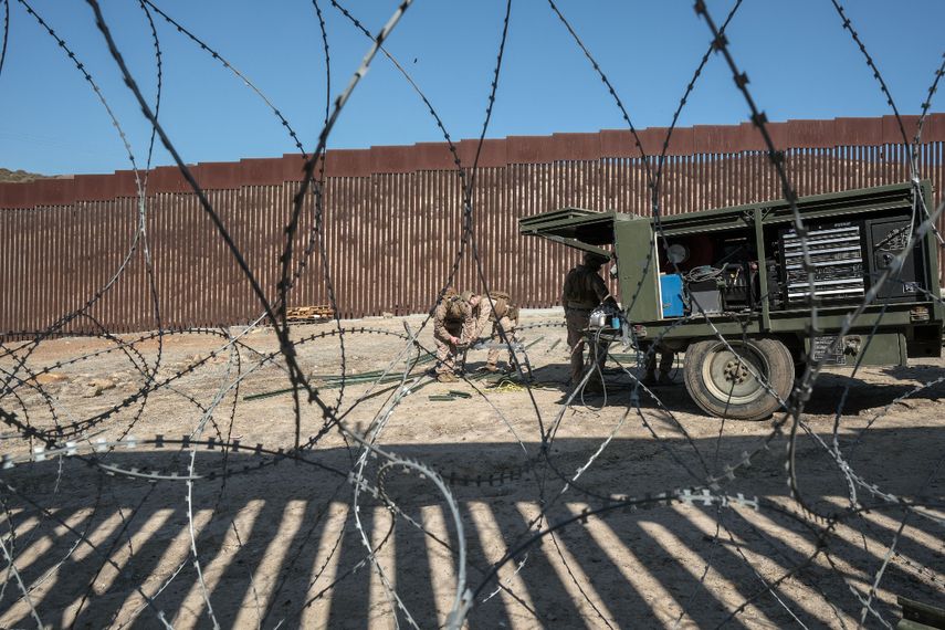 El Cuerpo de Marines de EE. UU., desplegado en la frontera sur de San Diego, refuerza el muro fronterizo entre Estados Unidos y México, como se muestra en la imagen de la Colonia Libertad en Tijuana, Baja California, México, el 5 de febrero de 2025.