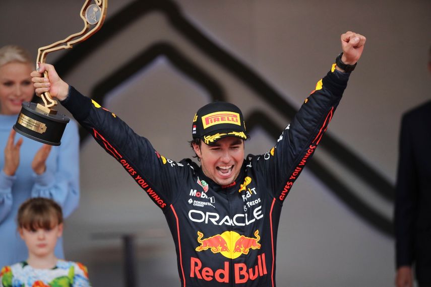 En foto del domingo 29 de mayo del 2022 el piloto mexicano de Red Bull Sergio Pérez celebra en el podio su triunfo en el Gran Premio de Mónaco. El martes 31 de mayo del 2022, Red Bull anuncia que firmaron la semana pasada la extensión de su contrato