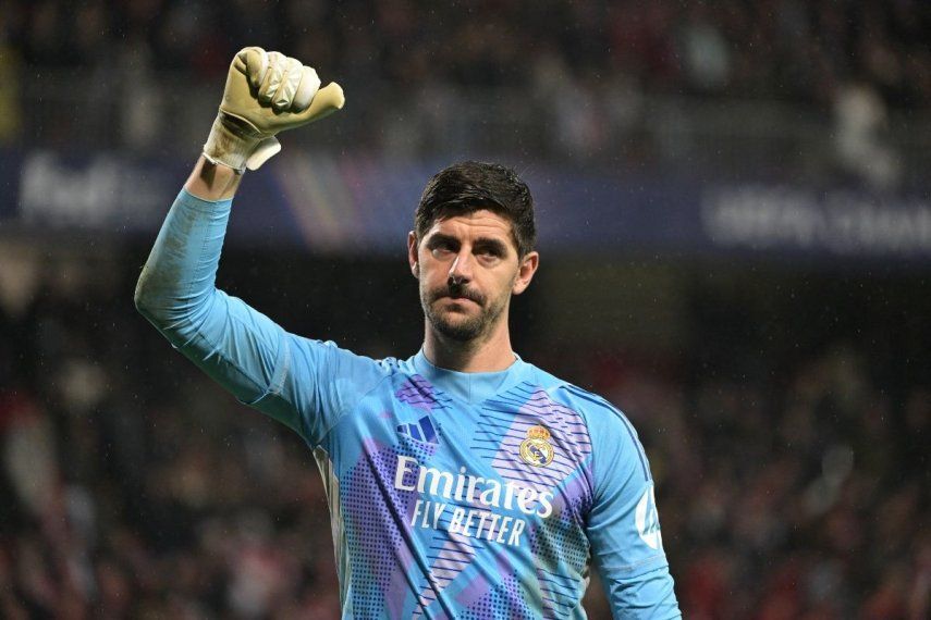 El portero del Real Madrid, Thibaut Courtois, saluda a los fanáticos luego de una victoria, el 29 de enero de 2025.