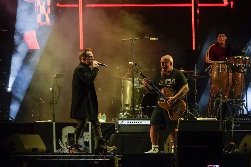 El vocalista Vicentico, izquierda, y el bajista Sr. Flavio de la banda de rock argentina Los Fabulosos Cadillacs durante su concierto gratuito en el Zócalo de la Ciudad de México el sábado 3 de junio de 2023.