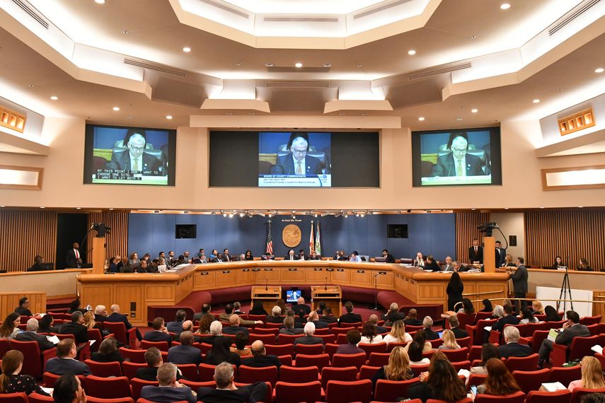 Vista parcial de una sesión plenaria de la Comisión Miami-Dade.