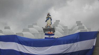 Un joven enmascarado sostiene una bandera de Nicaragua en una protesta contra la represión del régimen de Daniel Ortega, en Managua, el 30 de mayo de 2019.