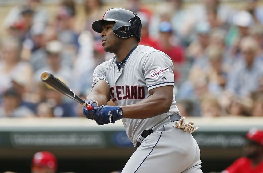 El cubano Yasiel Puig, de los Indios de Cleveland, batea ante los Mellizos de Minnesota el domingo 11 de agosto de 2019, en Minneapolis.