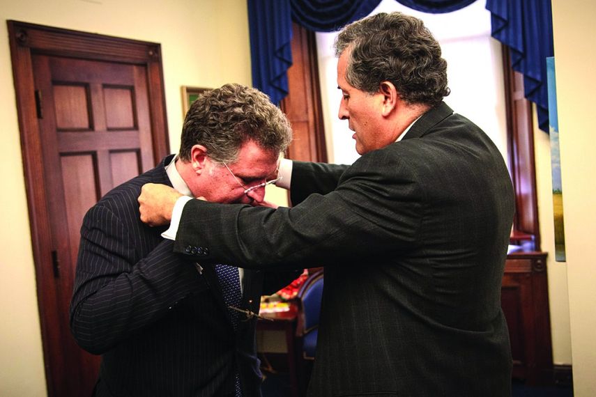El congresista cubanoamericano recibe el “testigo” de ayuno de su compañero demócrata Juan Vargas. (CORTESÍA)