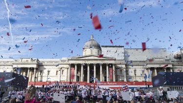 Más de 400 deportistas olímpicos y paralímpicos fueron vitoreados por miles de personas en el centro de la capital británica