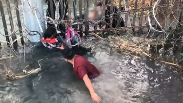 Captura de un vídeo de la Oficina de Aduanas y Protección Fronteriza (CBP) de EEUU que documenta el cruce de un grupo de indocumentados por una peligrosa zona en la frontera de Yuma, en Arizona.