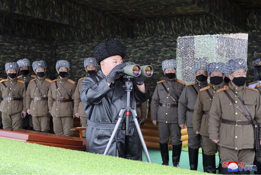 En esta imagen del viernes 28 de febrero de 2020 proporcionada por el gobierno de Corea del Norte, el l&iacute;der norcoreano Kim Jong Un, en el centro, inspecciona unas maniobras del Ej&eacute;rcito Popular Coreano, junto a varios soldados con mascarillas. La marca de agua de la imagen dice KCNA, abreviatura de la Agencia Central Coreana de Noticias.&nbsp;