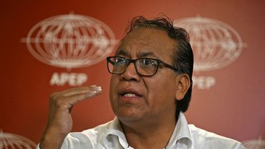 El candidato presidencial peruano Roberto Sánchez, del partido Juntos por el Perú, gesticula durante una conferencia de prensa de la Asociación Peruana de Prensa Extranjera (APEP) en Lima el 5 de junio de 2026.