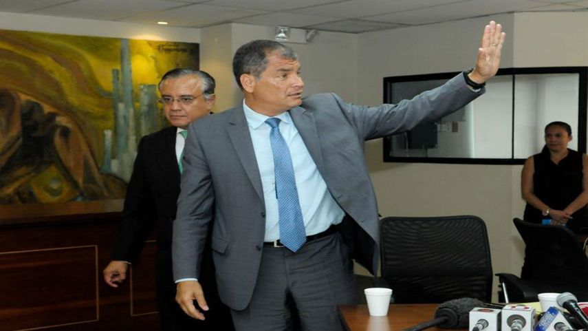 El expresidente Rafael Correa saluda durante una rueda de prensa en Guayaquil